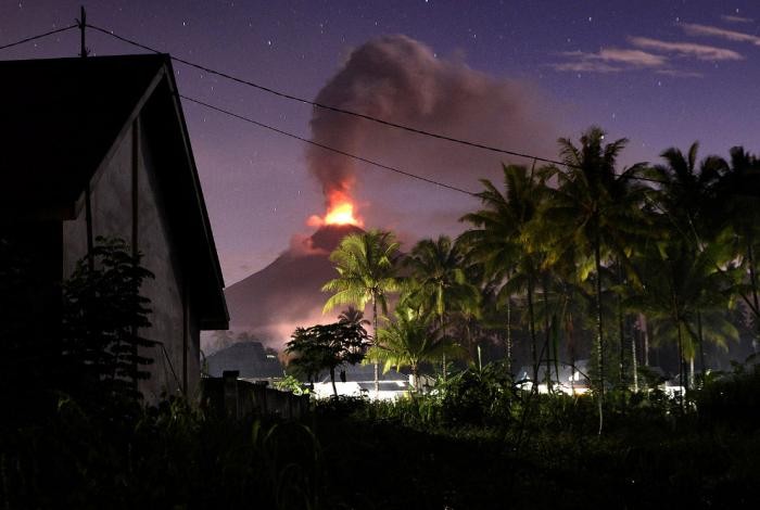 Извержения вулканов в 2016 году (17 фото)