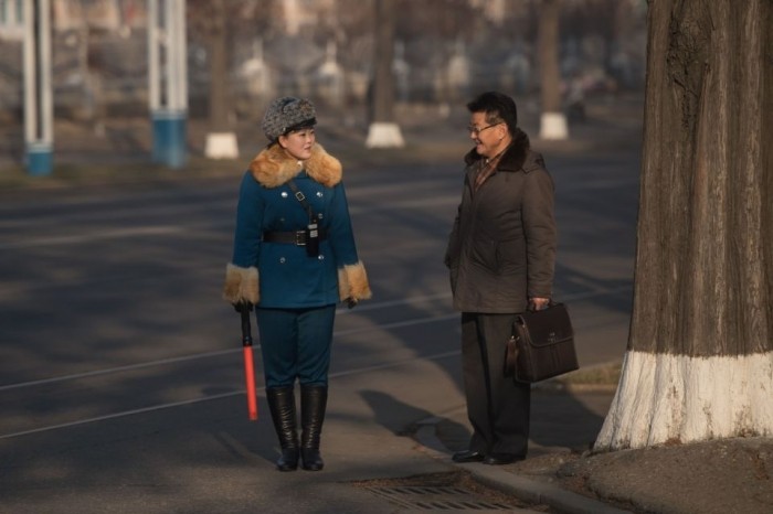 Симпатичные девушки на дорогах Северной Кореи