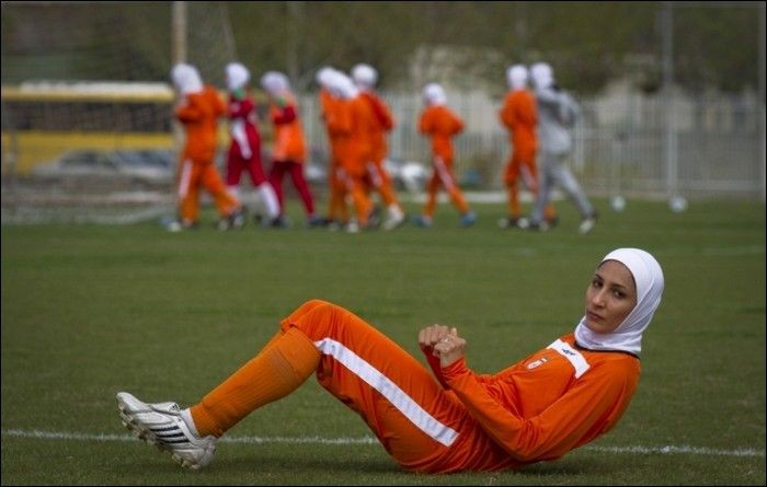 Иранский женский футбол (7 фото)