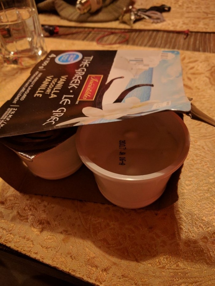 Чувак купил йогурт без крышки, но с набитой датой