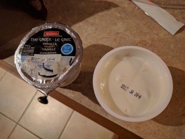 Чувак купил йогурт без крышки, но с набитой датой