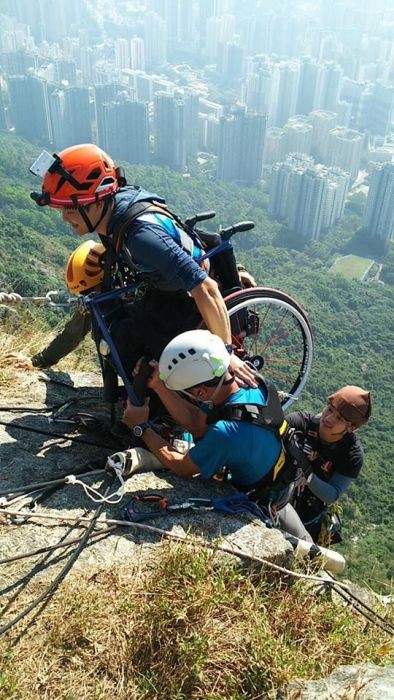 Парень в инвалидном кресле покорил 500-метровую скалу (7 фото)