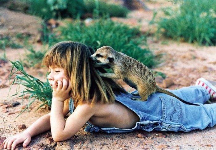 Жизнь маленькой девочки среди диких животных
