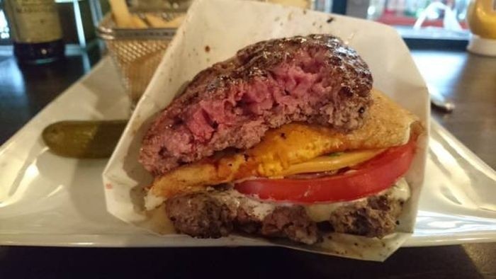 Гамбургер без булочек стал новым хитом в Японии