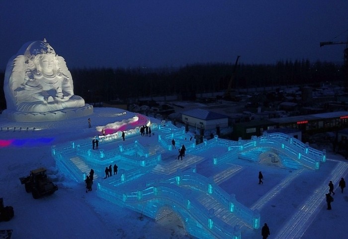 Город из льда на ежегодном зимнем фестивале в Китае