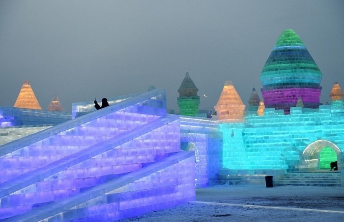 Город из льда на ежегодном зимнем фестивале в Китае
