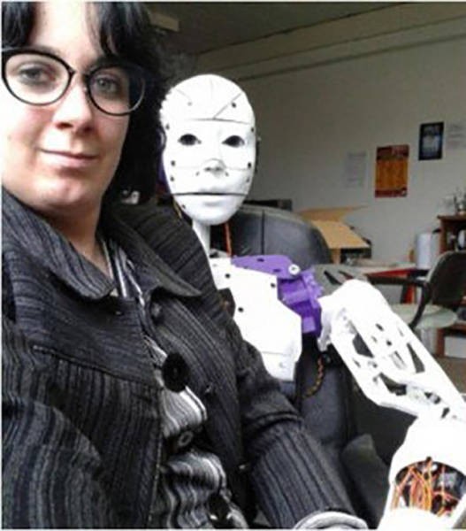Француженка намерена узаконить свои отношения с роботом (7 фото)
