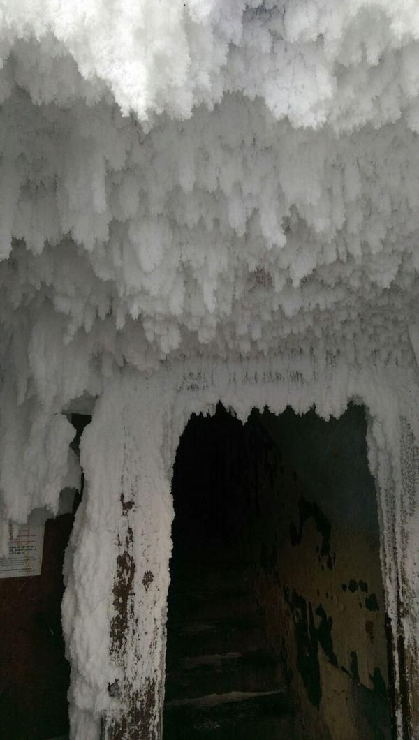 Ледяной подъезд общежития в Республике Коми