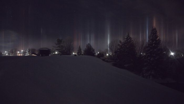 В Канаде редкое природное явление привело к появлению «световых столбов»