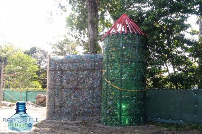 Поселение с домами из пластиковых бутылок