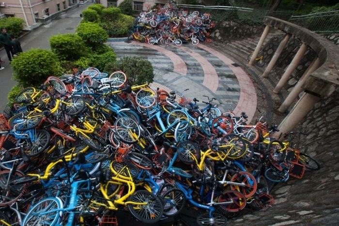 «Свалки» прокатных велосипедов в Китае