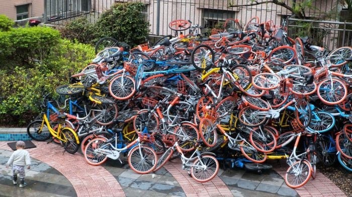 «Свалки» прокатных велосипедов в Китае