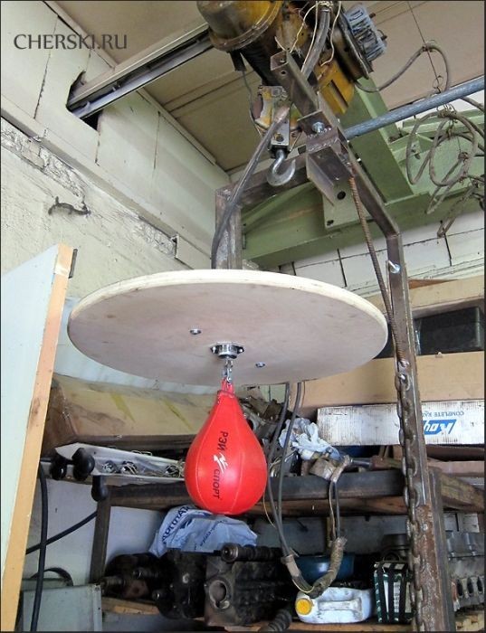 Качалка в автомастерской (9 фото)