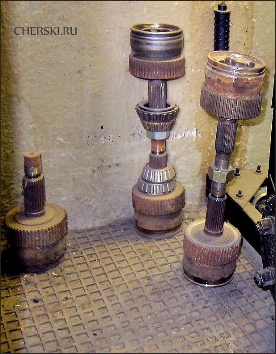 Качалка в автомастерской (9 фото)