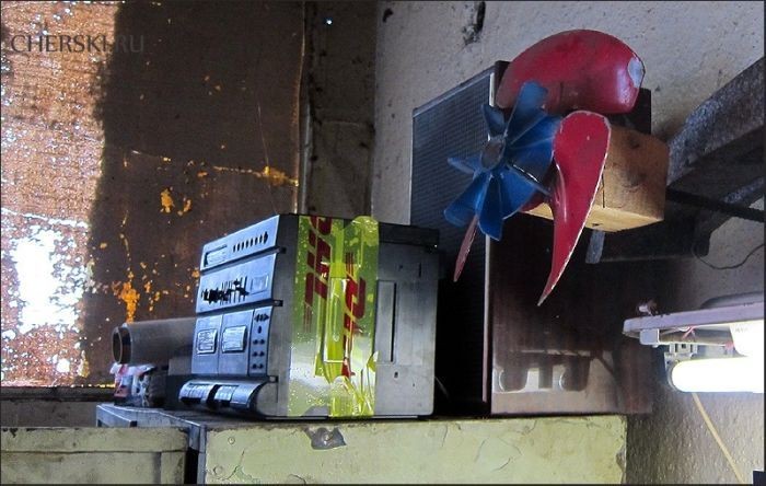 Качалка в автомастерской (9 фото)