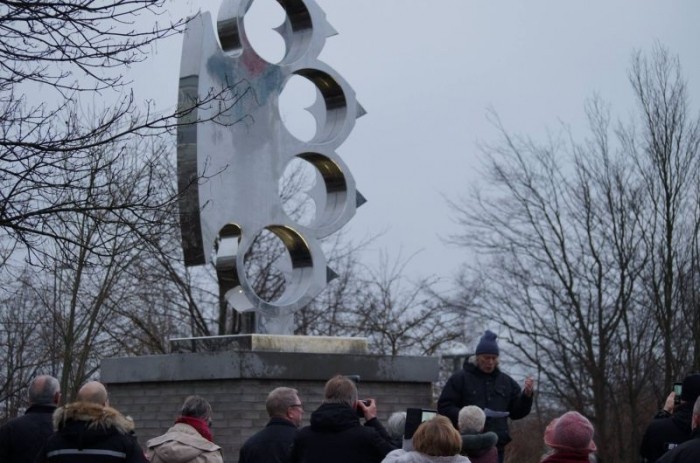 В Дании установили пятиметровый памятник кастету