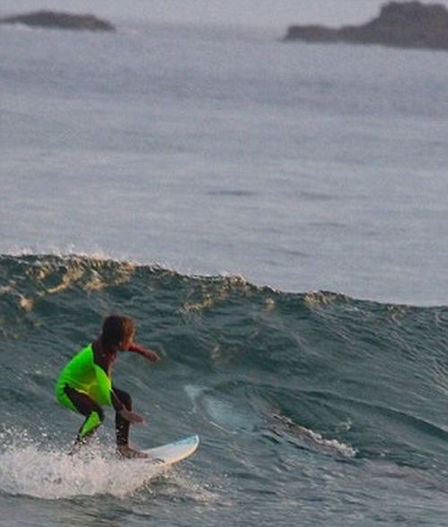 10-летний серфер случайно проплыл над белой акулой