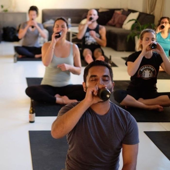 «Пивная йога» становится все более популярной и распространенной