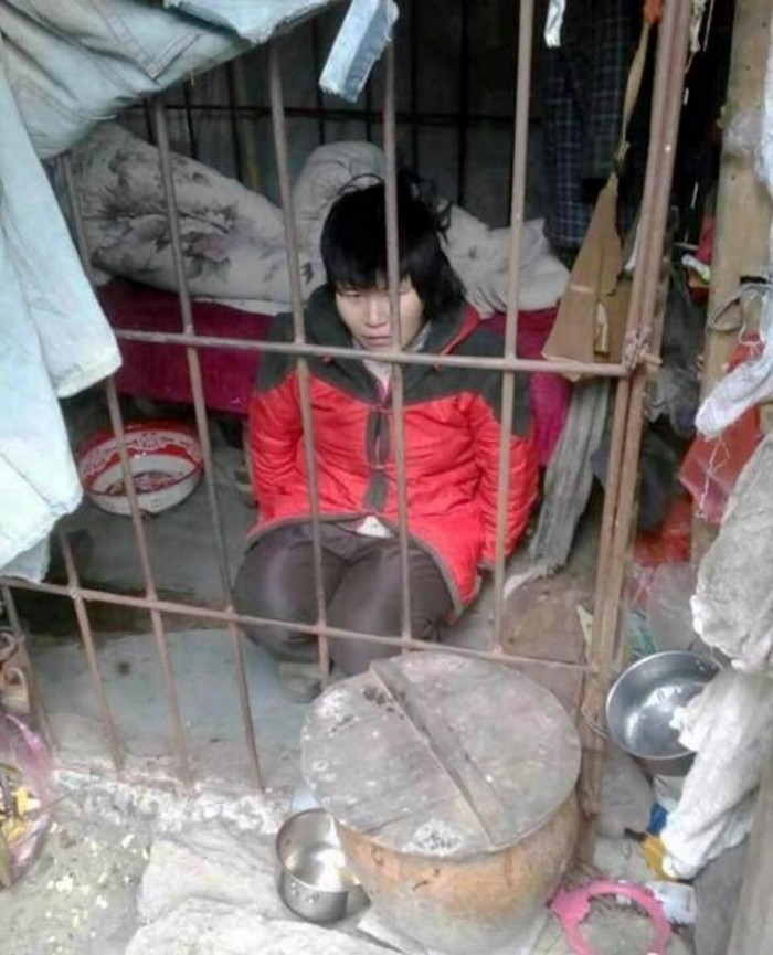 Женщина провела более 10 лет в клетке в китайском лесу