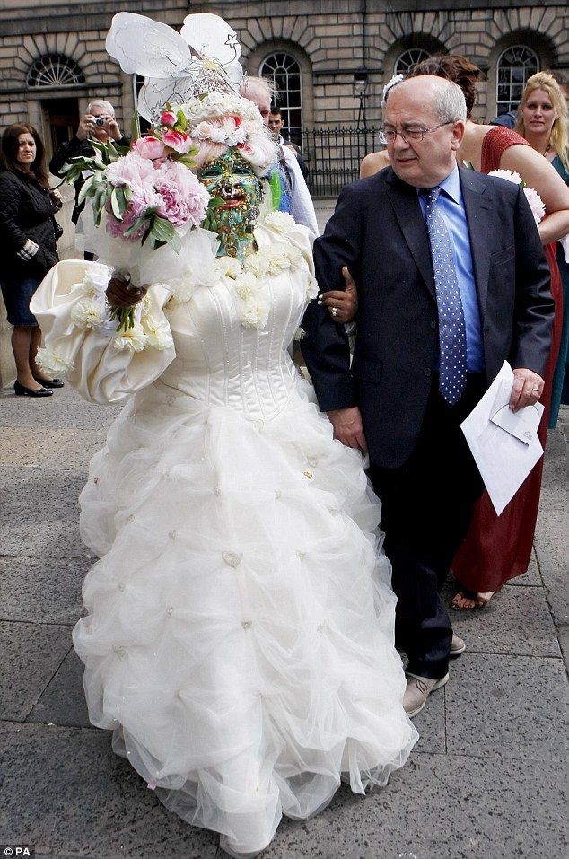 Самая пирсингованная невеста (5 фото)