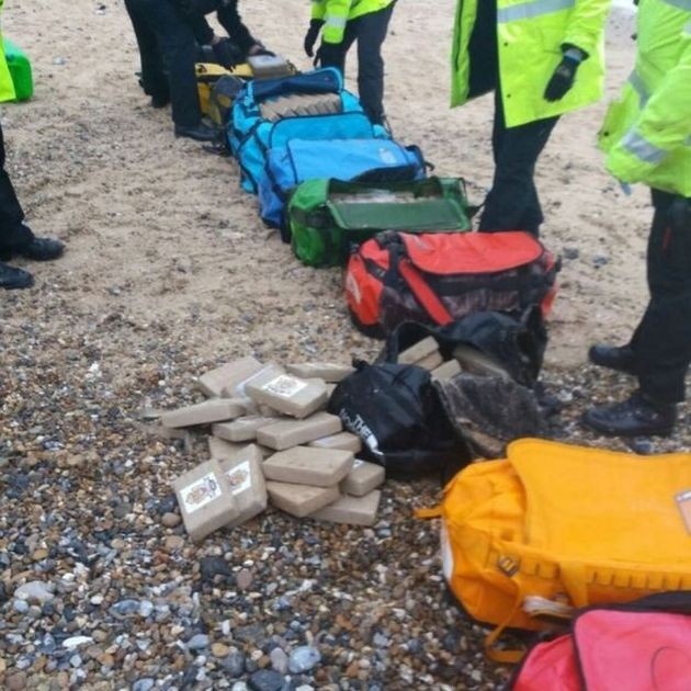 На пляж Великобритании вынесло 360 килограмм кокаина
