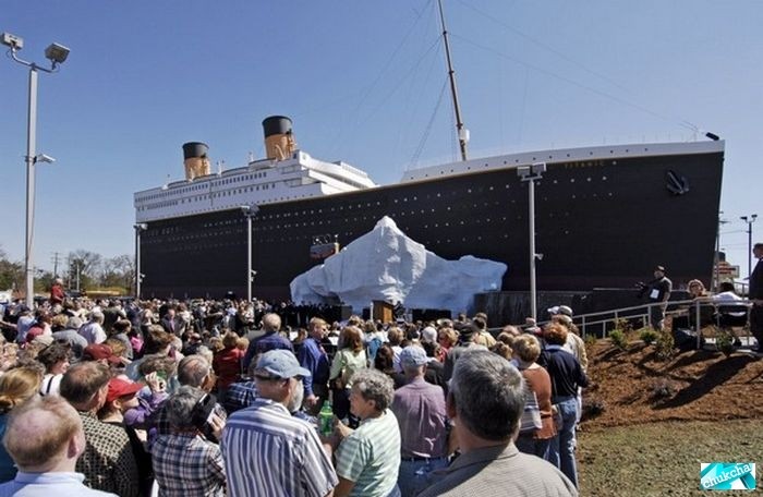 Гигантская копия Титаника (9 фото)