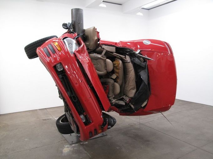 Скульптуры из разбитых машин (8 фото)