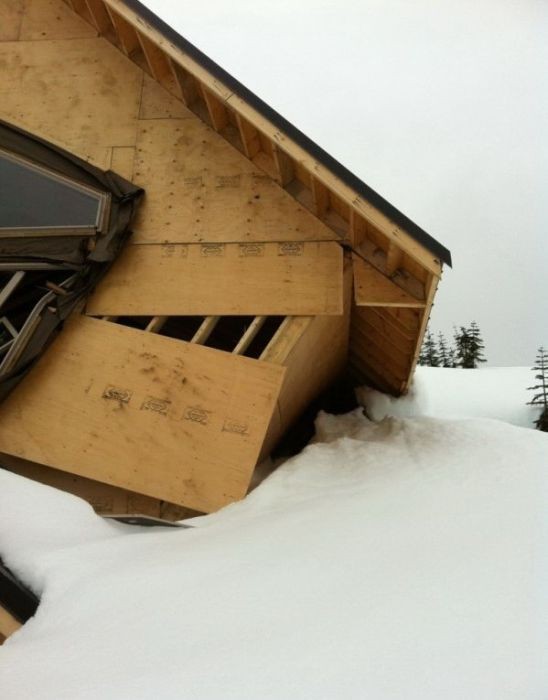 Снег разрушил дом (11 фото)