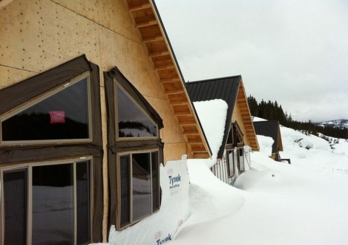 Снег разрушил дом (11 фото)