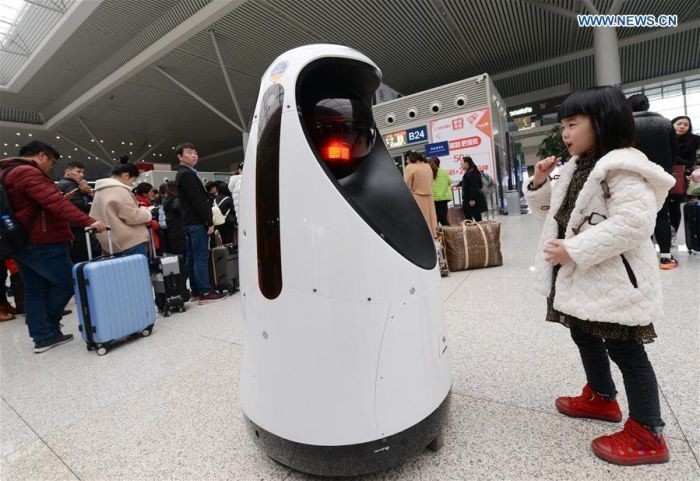 На китайском вокзале появился робот-патрульный