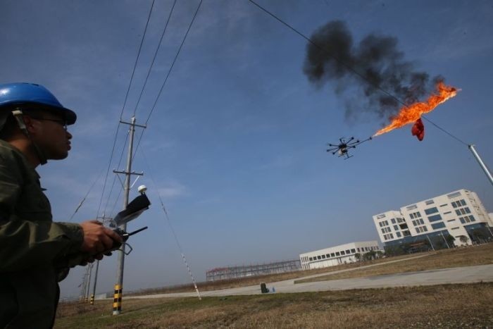 В Китае для уничтожения мусора на ЛЭП будут использовать дроны с огнеметами