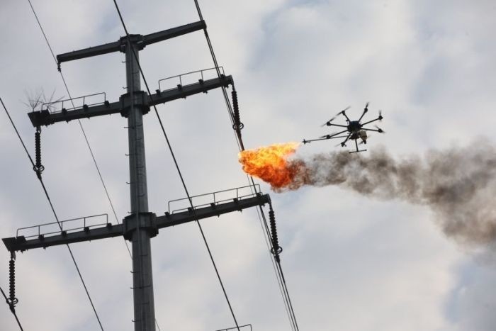 В Китае для уничтожения мусора на ЛЭП будут использовать дроны с огнеметами