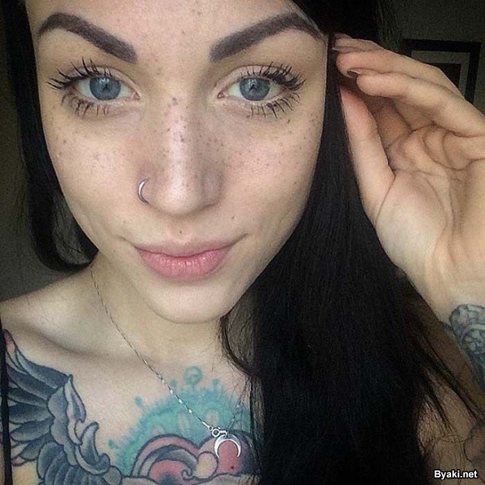 Новый модный тренд: татуировки-веснушки на лице