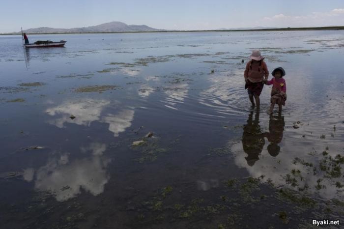 Озеро Титикака постепенно превращается в каку (21 фото)