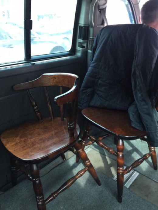 В Казахстане через систему Uber работал фургон с деревянными стульями (2 фото)