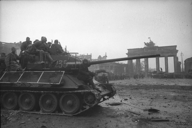 Советские танки на улицах Берлина в 1945 году (10 фото)