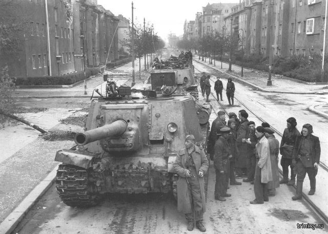 Советские танки на улицах Берлина в 1945 году (10 фото)