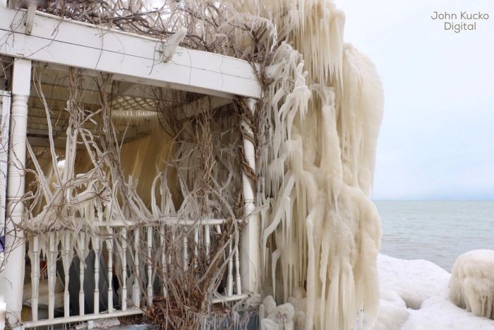 Замерзший дом на берегу озера Онтарио в США (3 фото)