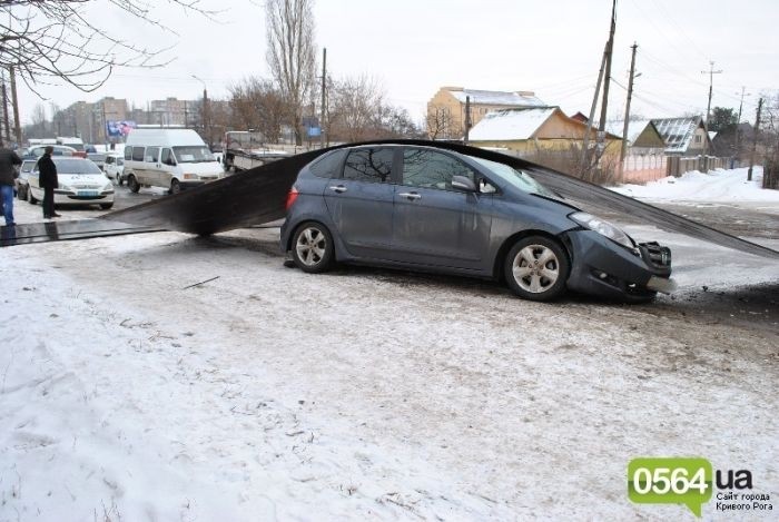 Автомобиль Honda накрыл 3 тонный лист проката (7 фото)