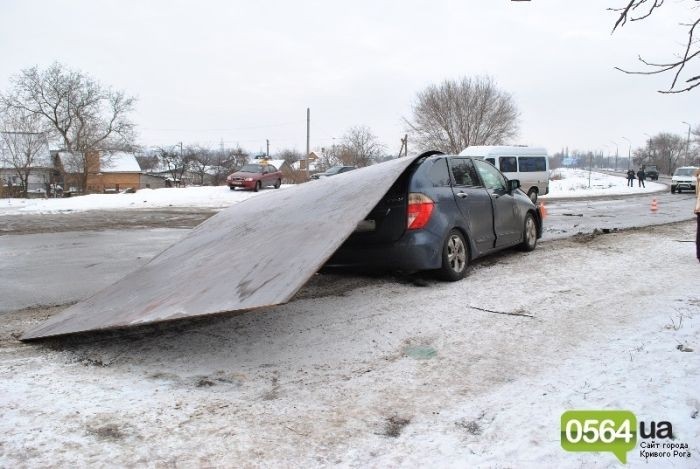 Автомобиль Honda накрыл 3 тонный лист проката (7 фото)