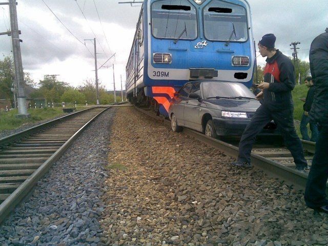 Догнал и перегнал поезд (4 фото)