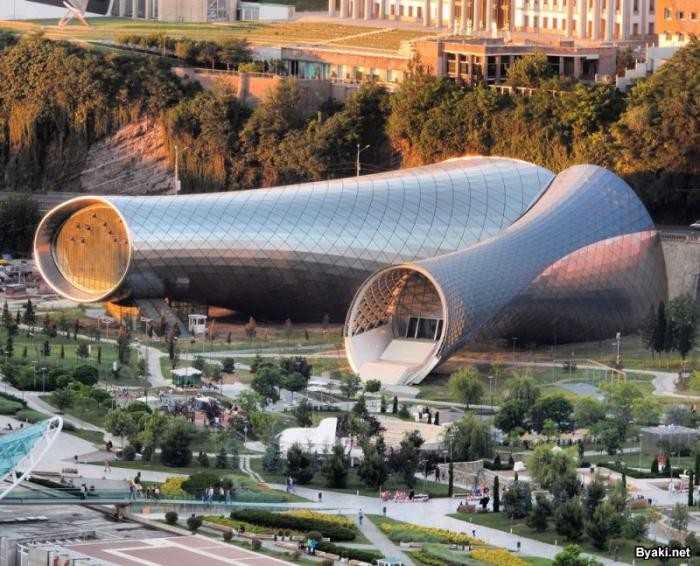 Новый Музыкальный театр и Выставочный зал в Тбилиси (9 фото)