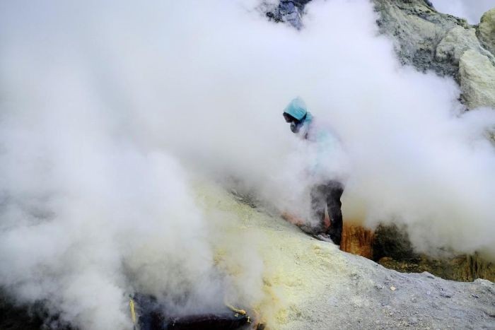 Добыча серы в кратере индонезийского вулкана Иджен (16 фото)