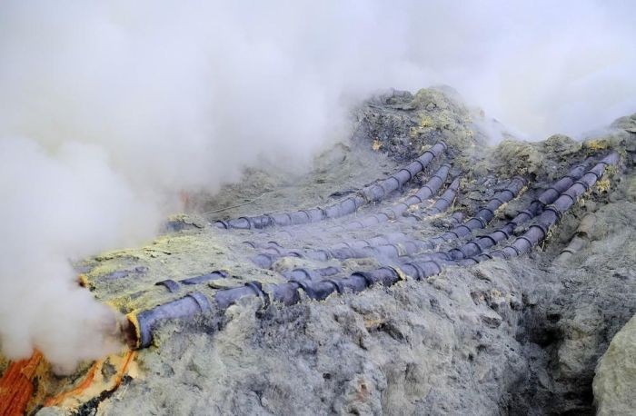 Добыча серы в кратере индонезийского вулкана Иджен (16 фото)
