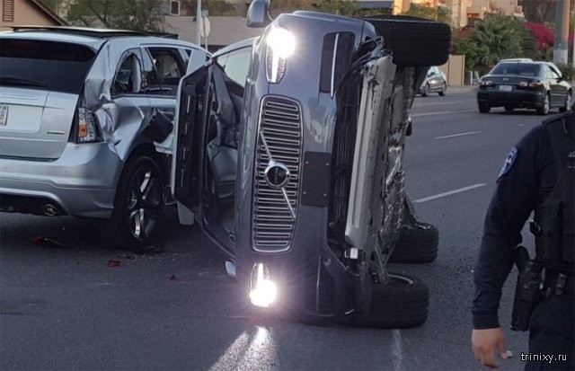 Внедорожник Uber на автопилоте попал в серьезную аварию (4 фото)