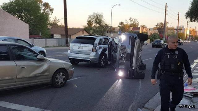 Внедорожник Uber на автопилоте попал в серьезную аварию (4 фото)