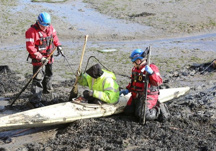 40 спасателей вытаскивали застрявшего в грязи байдарочника (7 фото)