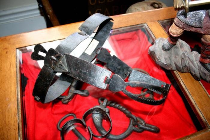Удивительная коллекция орудий пыток (17 фото)