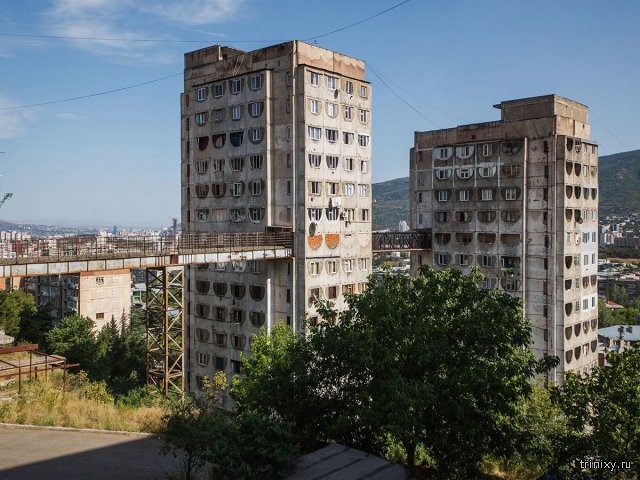 Необычные здания времен СССР с надземным сообщением (9 фото)
