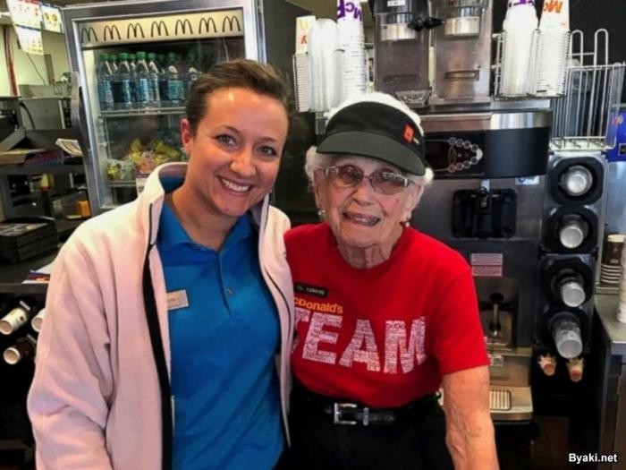 94-летняя старушка 44 года работае за кассой Макдоналдса (3 фото)